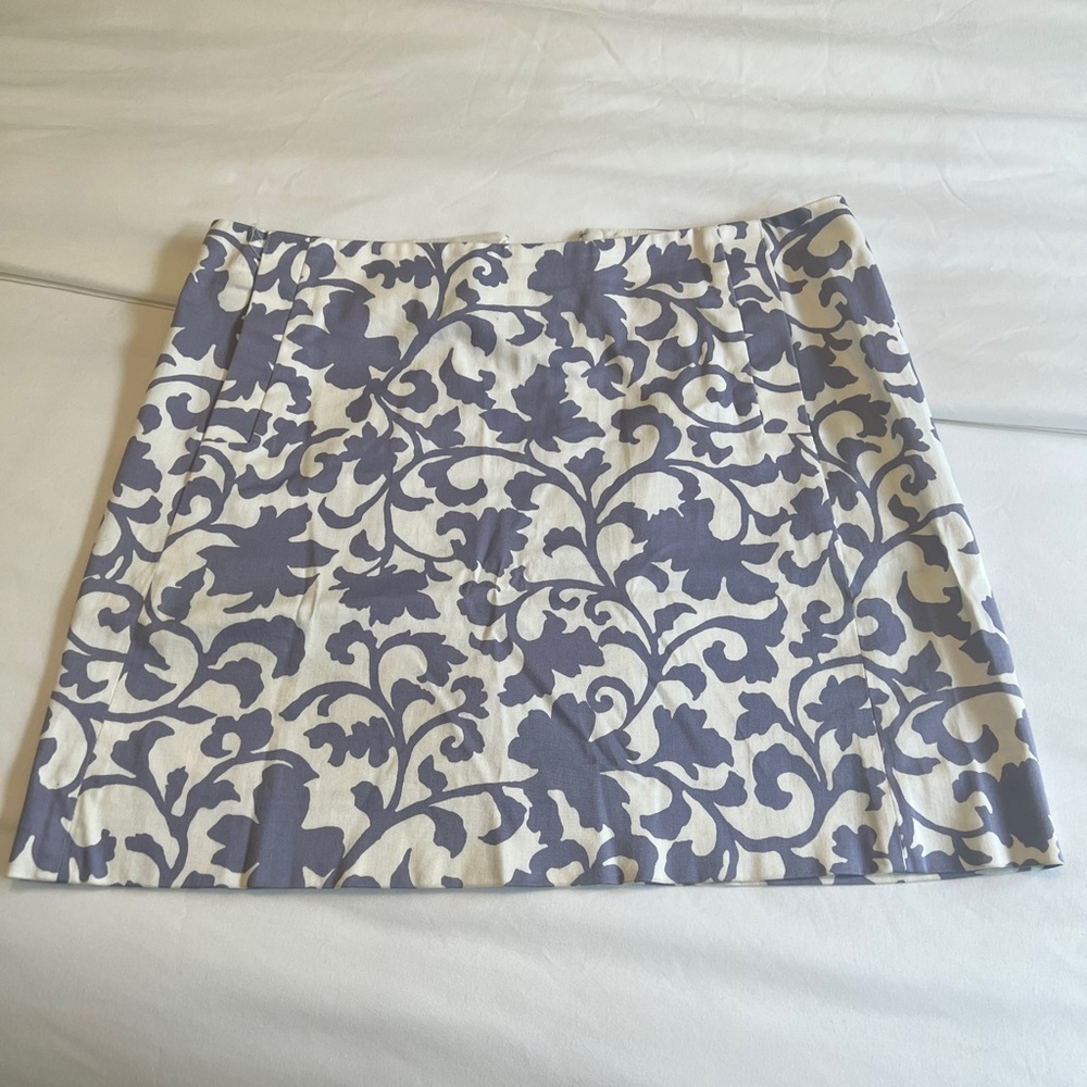 J. Crew skirt. Pockets in front. Zip closure in back.